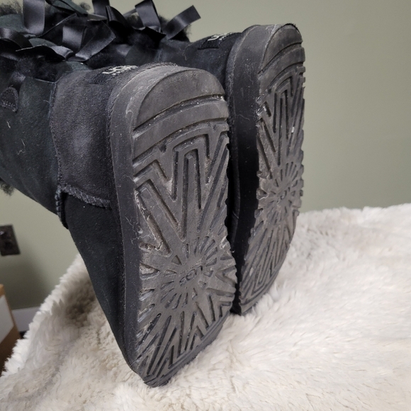 UGG Bailey Bow II Boot Black Size 7 Sheepskin Boots - Picture 7 of 9